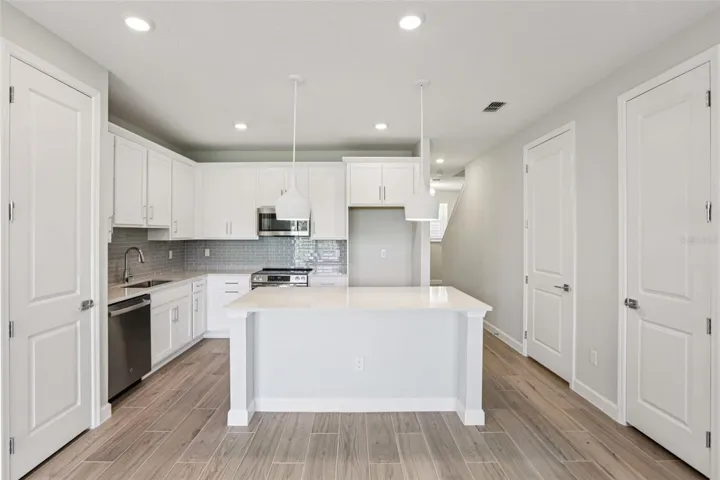 Representative images and renderings are for illustrative purposes. Actual structural options and design finishes of home may vary.