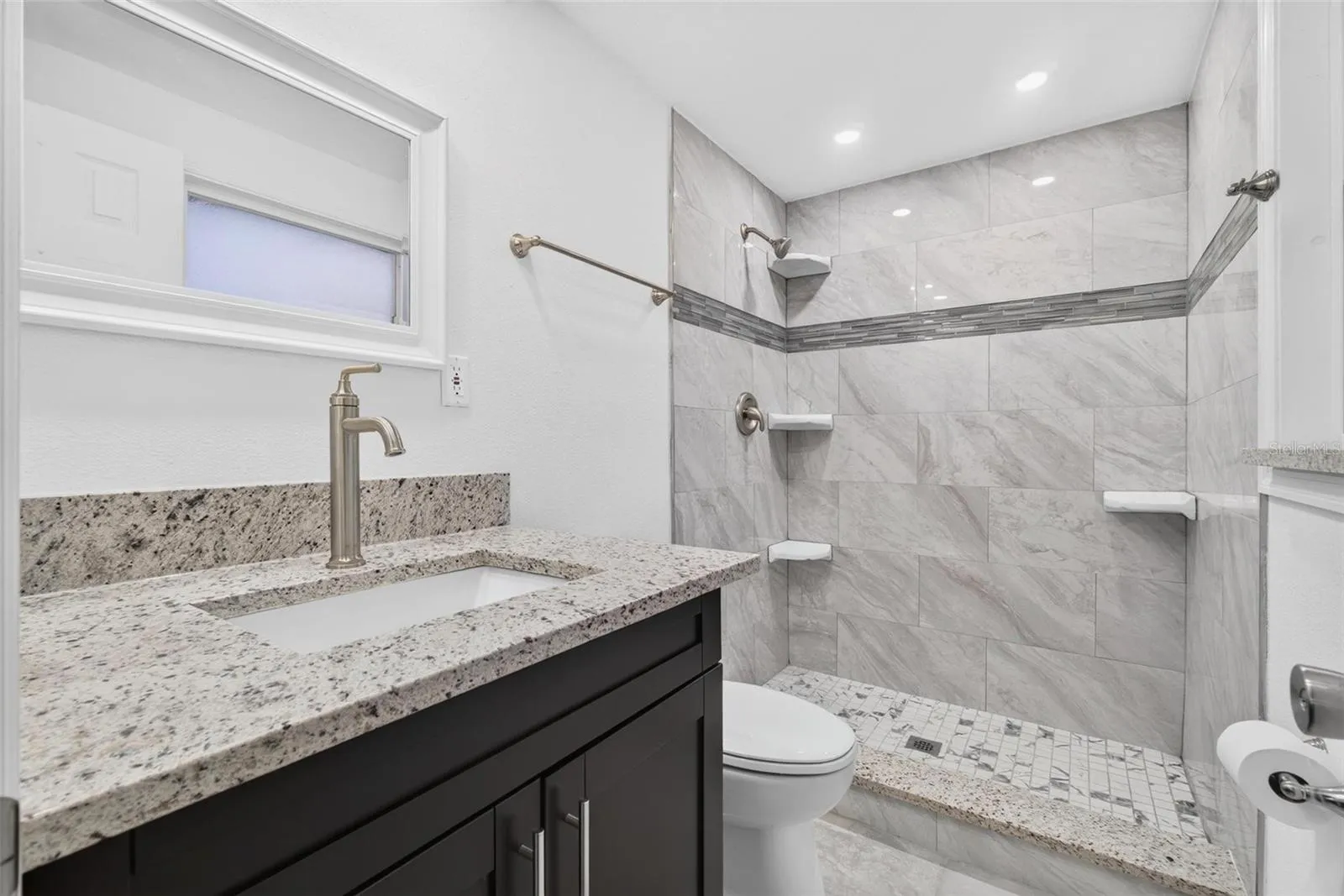 Primary bedroom bathroom