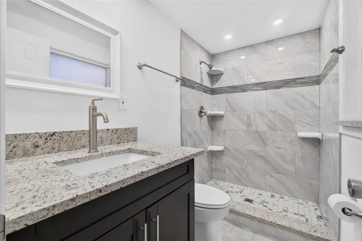 Primary bedroom bathroom
