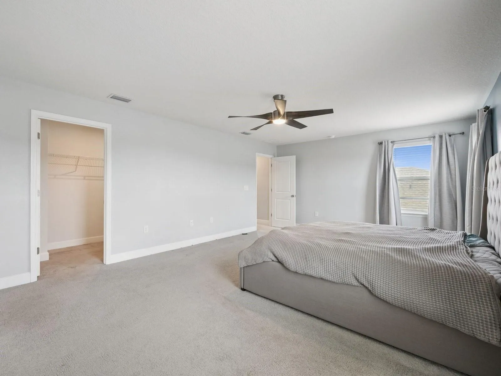 Primary Bedroom (02)