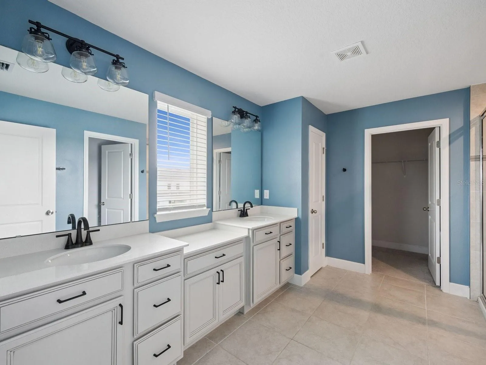 Primary Bathroom (01)