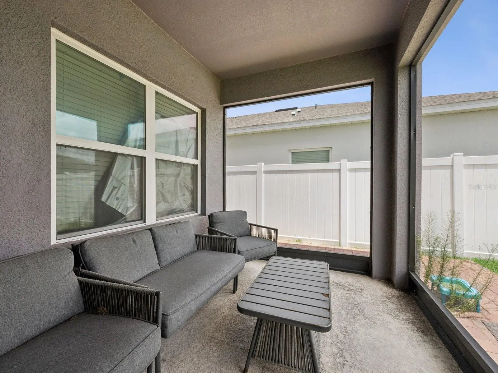 Front Patio Area (01)