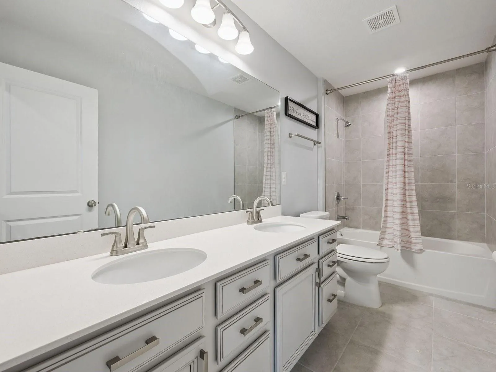 Bathroom 2 (01)