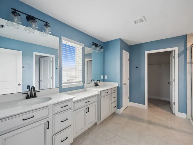 Primary Bathroom (01)