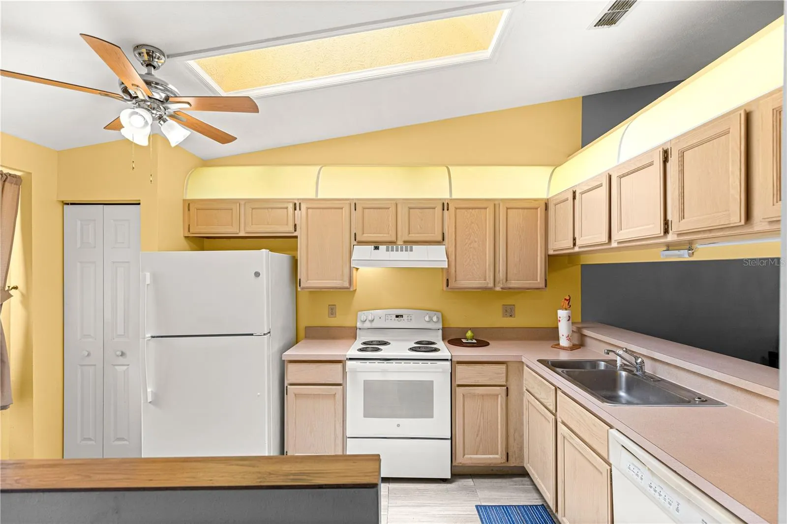 Entryway/Kitchen