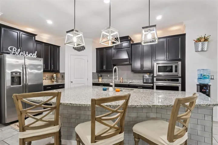 Oversized Island / Breakfast Bar