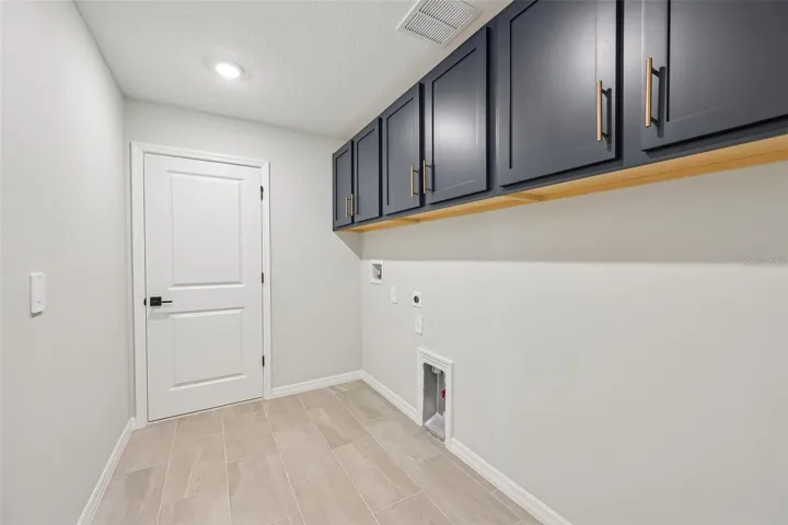Representative images and renderings are for illustrative purposes. Actual structural options and design finishes of home may vary.