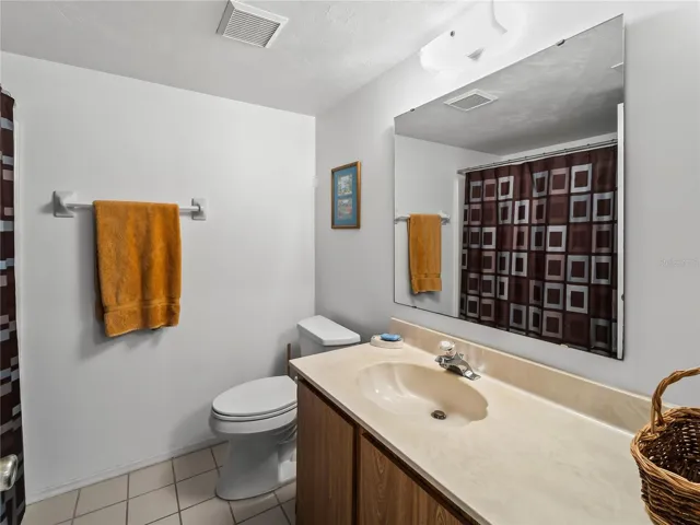 Bathroom_3310LovelandBlvd_PuntaGorda_CleanFinish_Daylight.jpg
