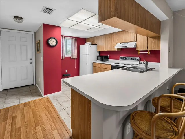 Kitchen_3310LovelandBlvd_PuntaGorda_BreakfastBar_Corner.jpg