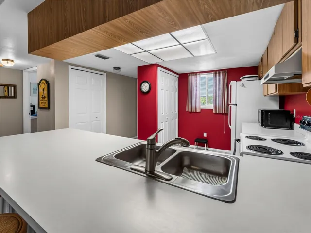 Kitchen_3310LovelandBlvd_PuntaGorda_BreakfastBar_Detail.jpg