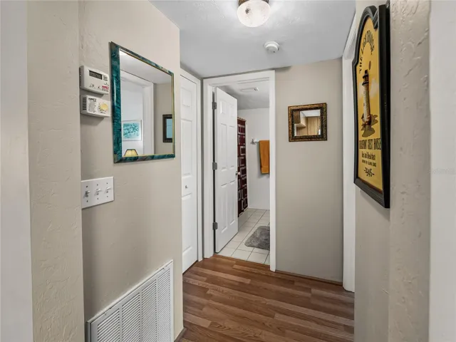 Hallway_3310LovelandBlvd_PuntaGorda_NaturalLight_Daylight.jpg