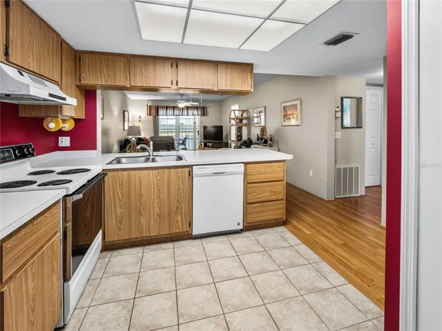 Kitchen_3310LovelandBlvd_PuntaGorda_StainlessAppliances_Corner.jpg