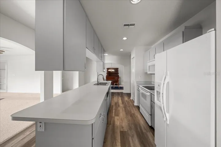 kitchen (upstairs)