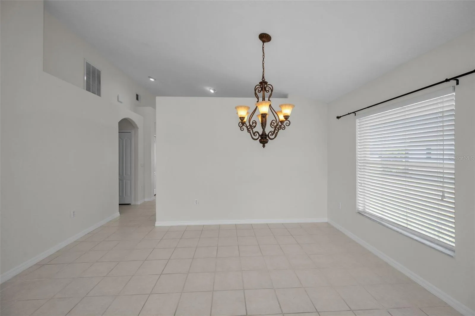 VIEW OF THE DINING ROOM