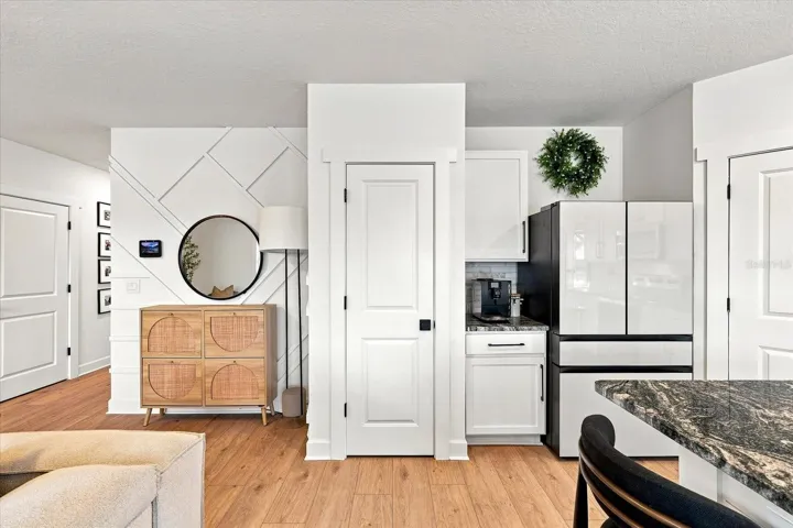 2 PANEL DOORS AND CORNER PANTRY