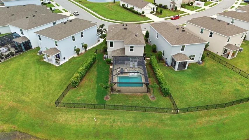 GENEROUS SIDE YARD