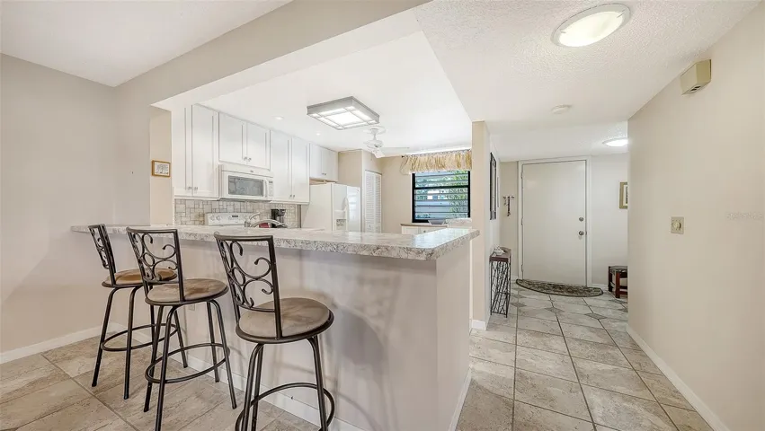 Kitchen with breakfast bar