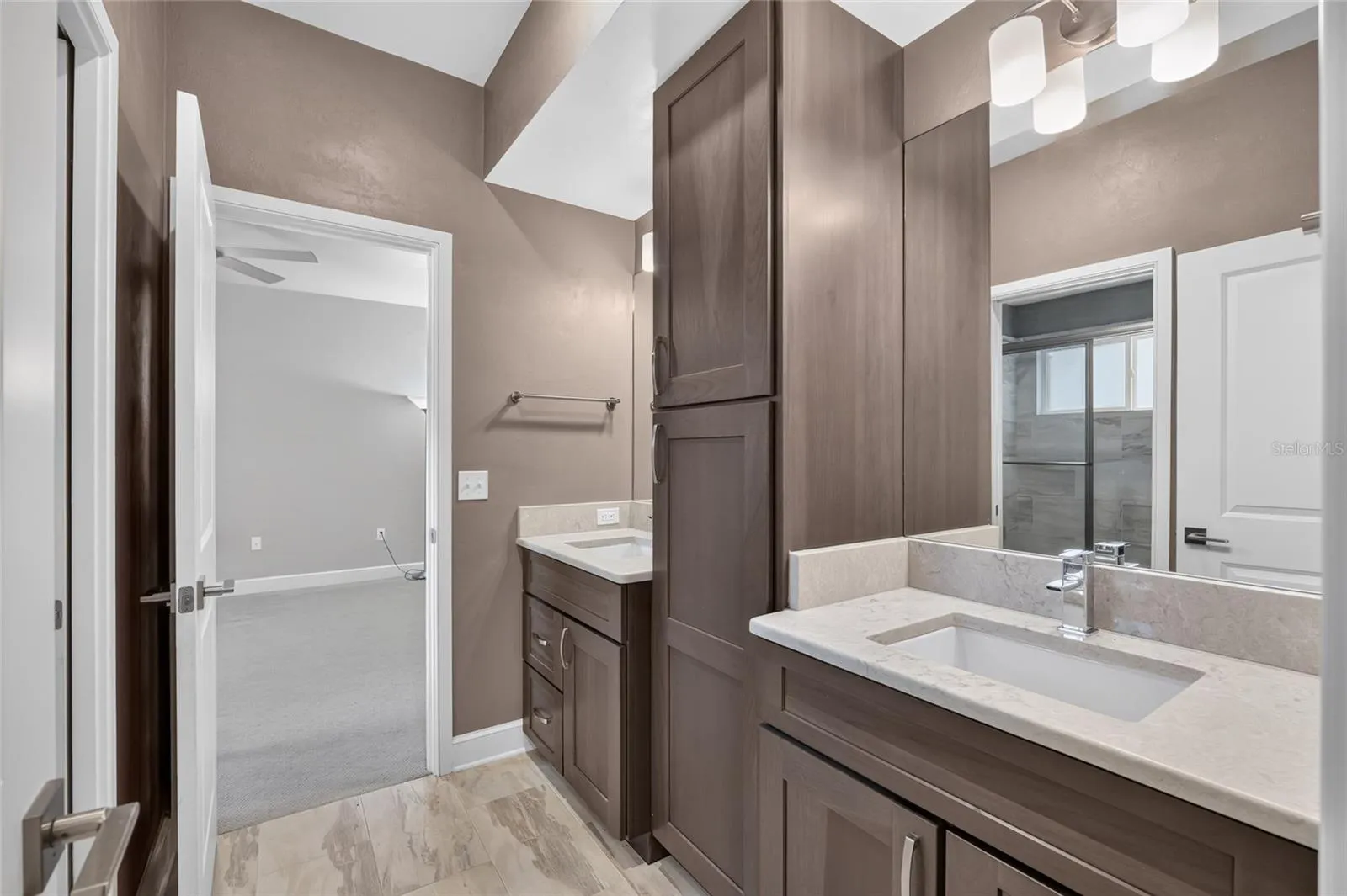 Jack N Jill Bath between 2nd and 3rd guest room