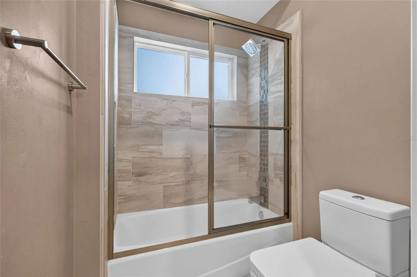 Jack N Jill Bath between 2nd and 3rd guest room