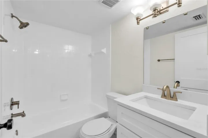 Guest bath with tub/shower combo