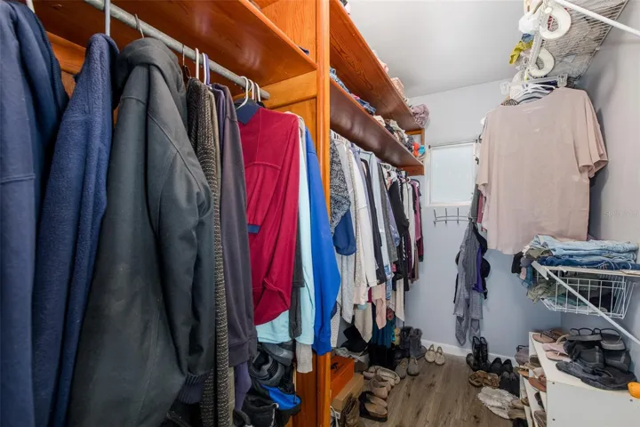WALK IN CLOSET