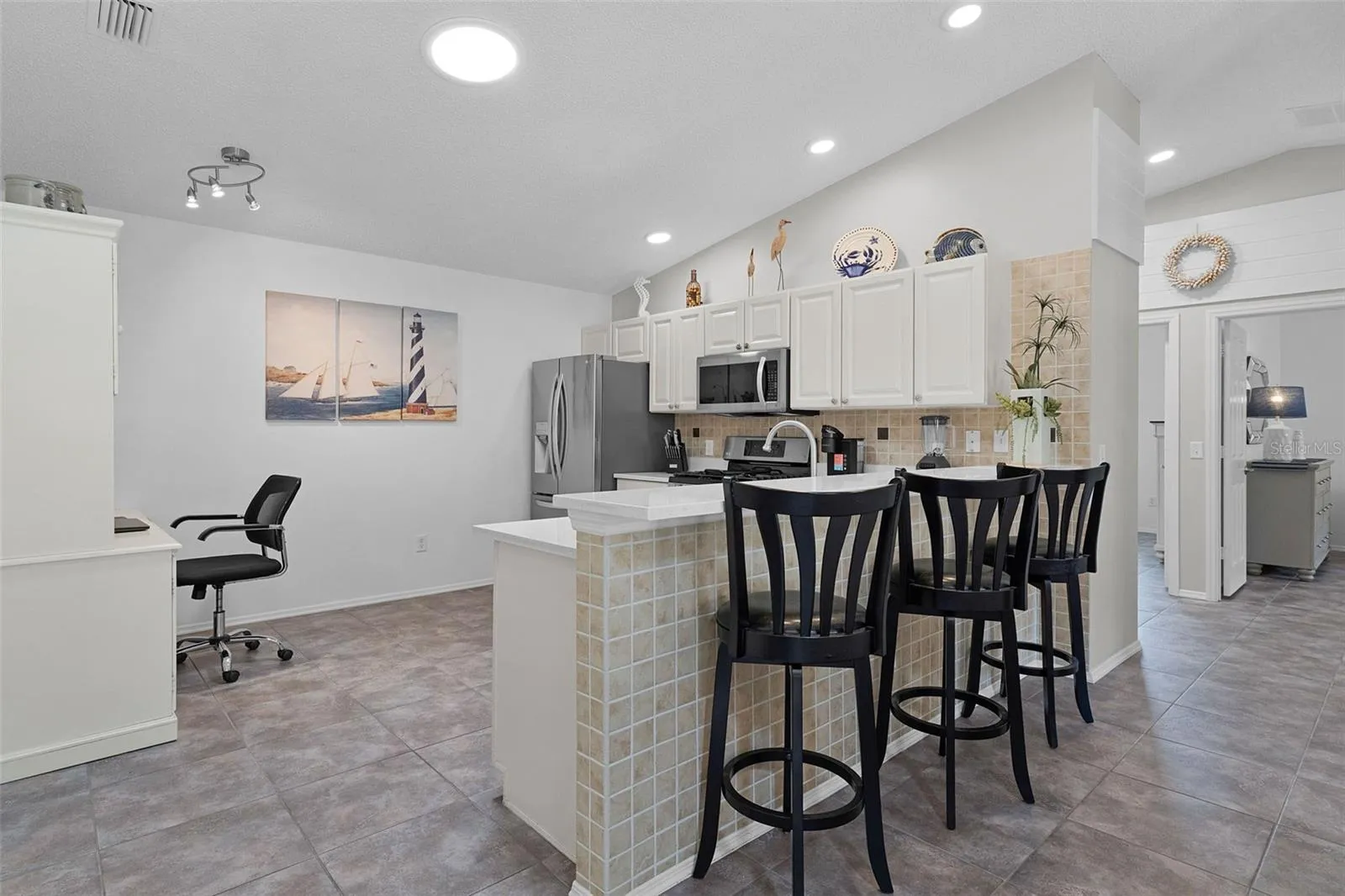 ROOM FOR DESK OR EAT IN KITCHEN