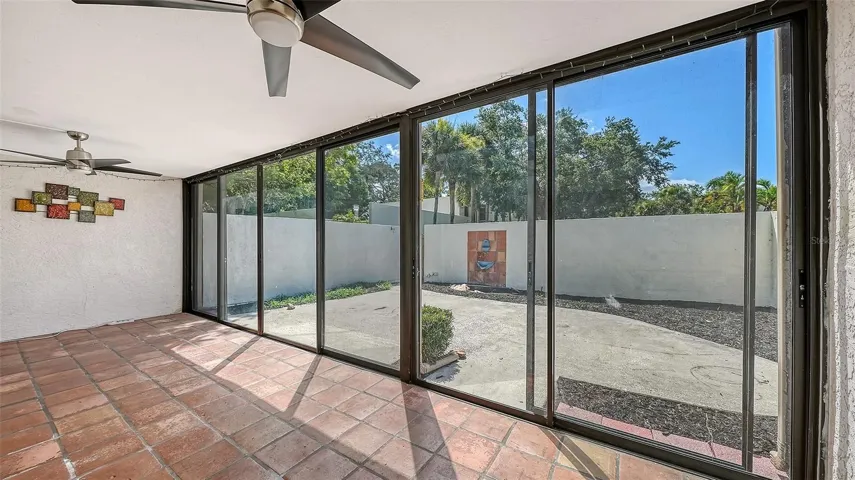 lanai/courtyard
