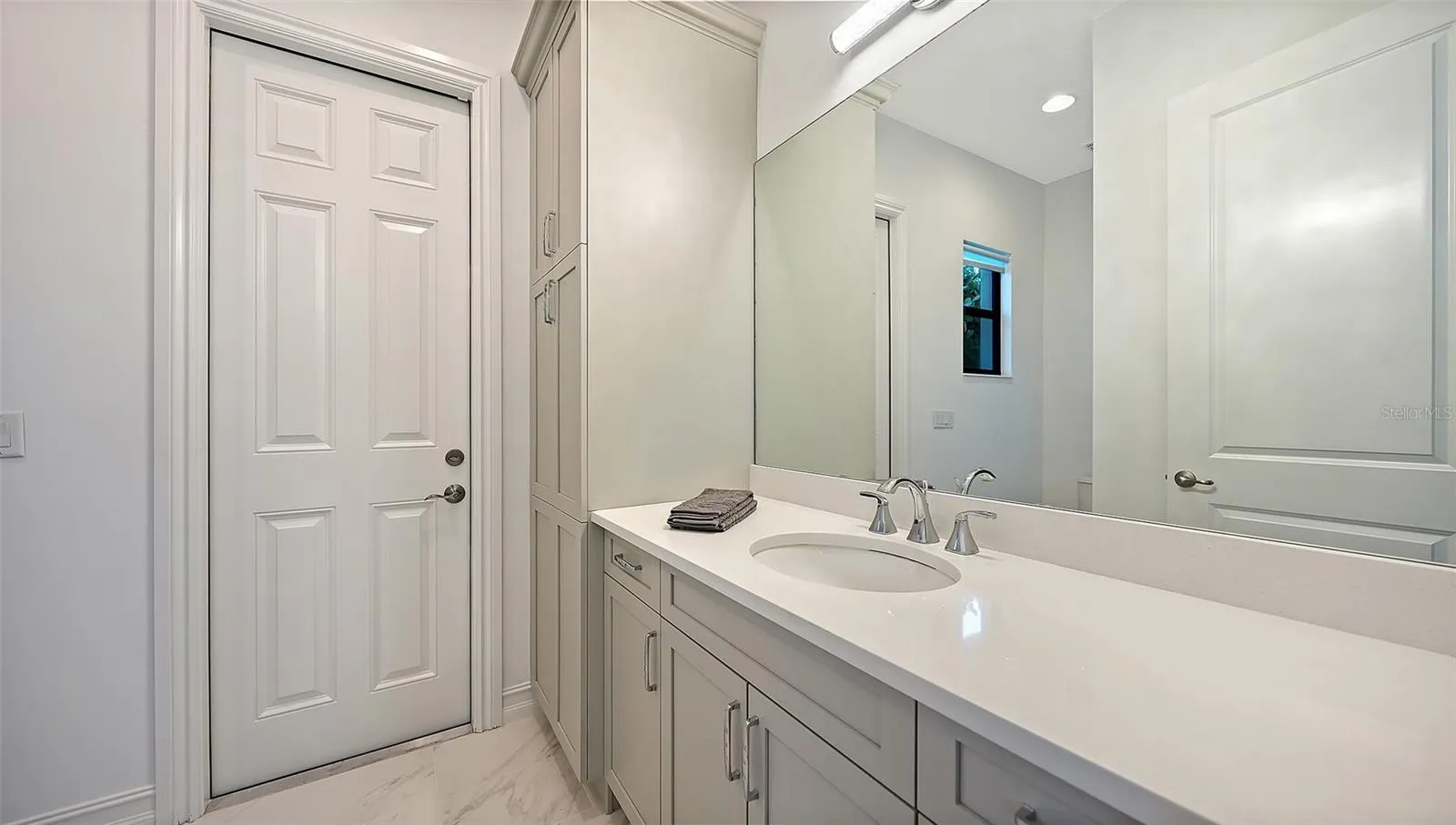 Pool Bath &amp; Ensuite to Bedroom 4