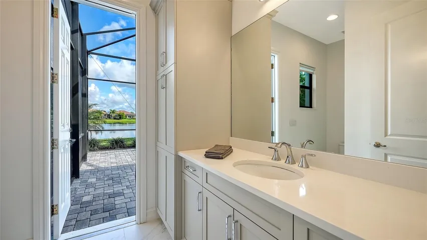Pool Bath &amp; Ensuite to Bedroom 4
