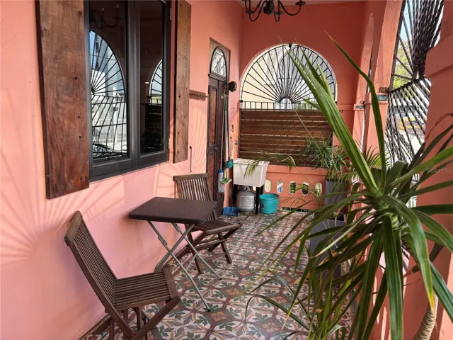 ront balcony also has a door in the kitchen for easy access.