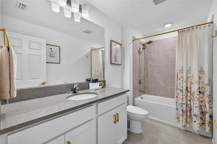 Secondary upstairs bath