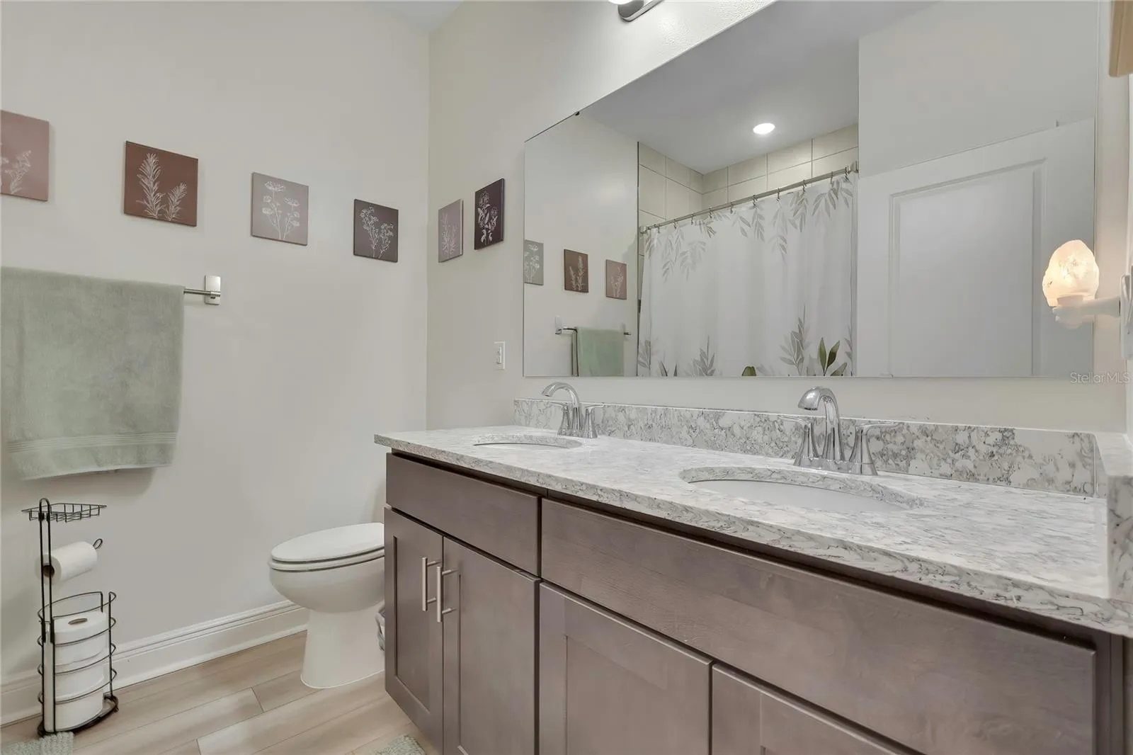 3rd full bath between bedroom 4 and 5