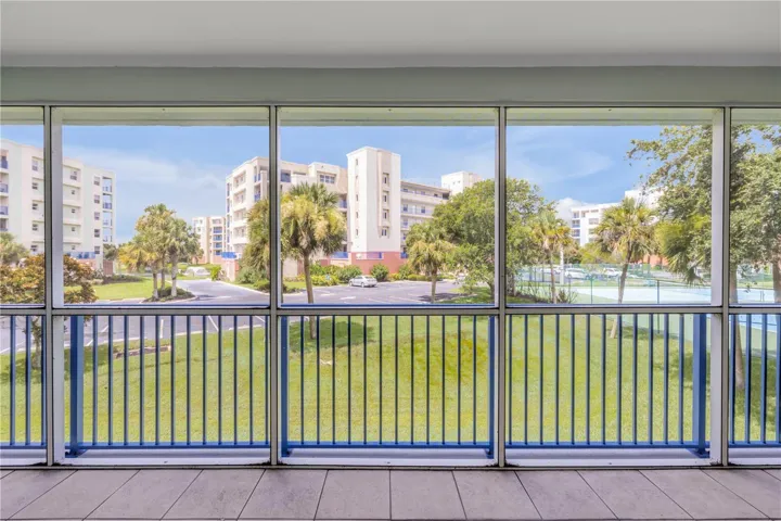 Screened-in balcony porch