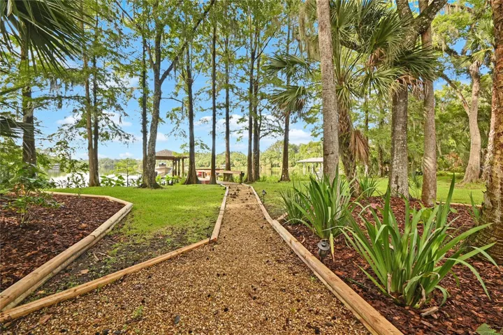 Private access to the lake.