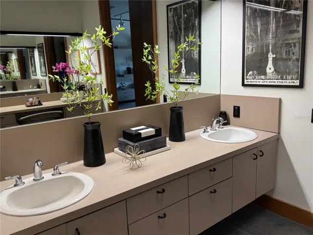 The dual sink in the Dressing area
