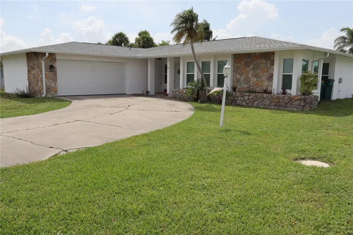 18 Golfview Ct Large driveway with 2-Car Garage-NEWER ROOF