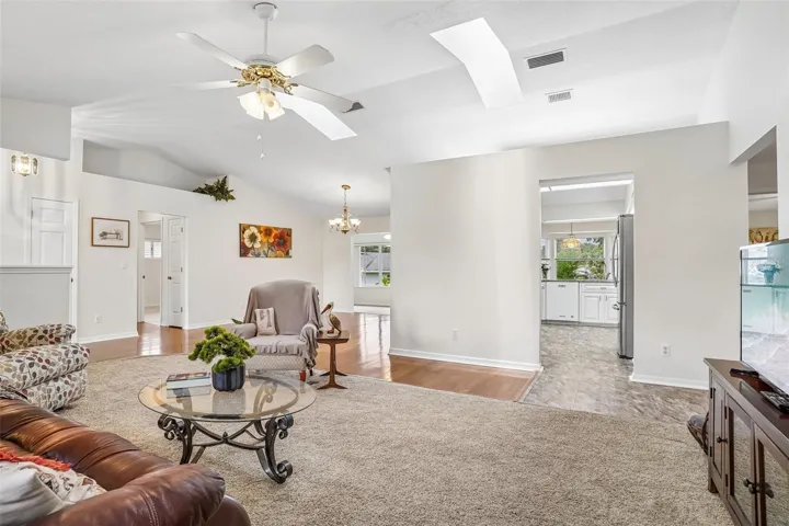 2 skylights, natural light!