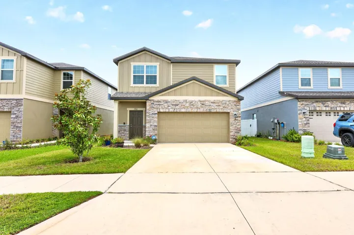 Discover modern comfort and carefree living in this BEAUTIFULLY MAINTAINED 3-bedroom, 2.5-bath home in the peaceful community of Phillips Landing in Groveland.