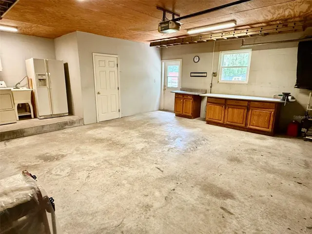 Garage w workbench