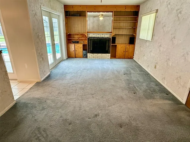 Family Room (w fireplace)