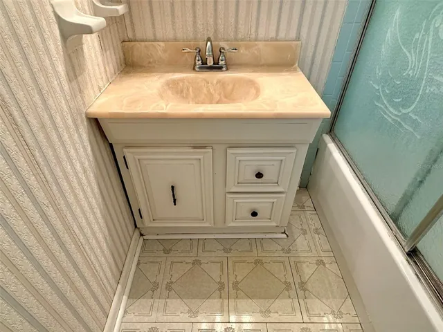 Bathroom 2 (inside bedroom 2)