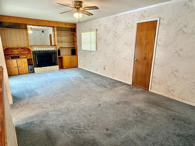 Family Room (w fireplace)