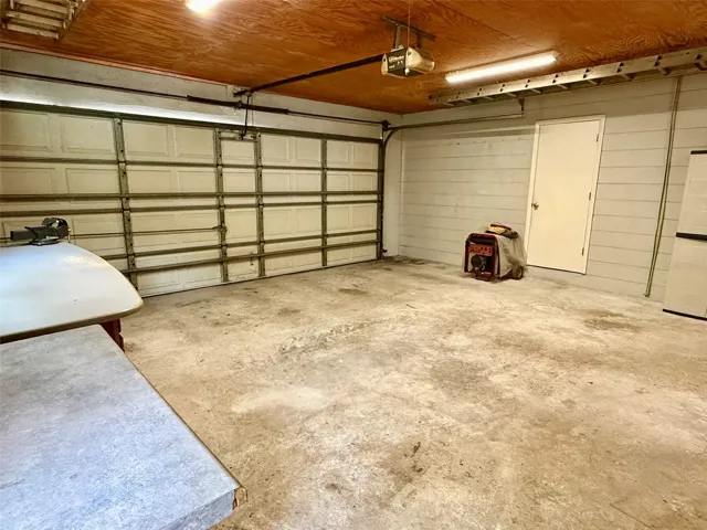 Garage w storage
