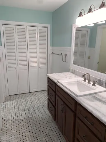 second bath with shower/tub