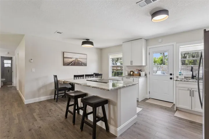 Kitchen & Dining