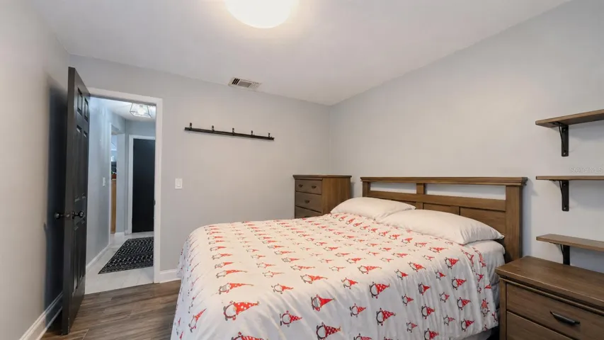 Secondary bedroom, additional angle