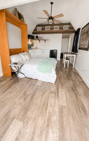 Tiny House with kitchenette.  Murphy Bed included.