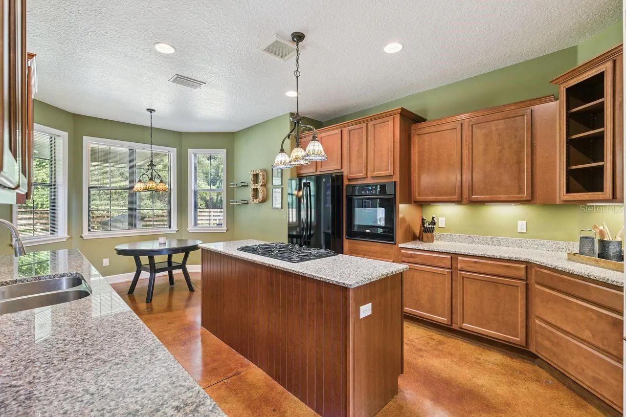 Kitchen with Granite Countertops, Cooking Island, Pantry, New Refrigerator