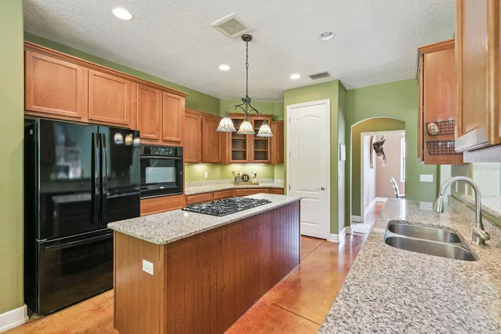 Kitchen with Granite Countertops, Cooking Island, Pantry, New Refrigerator