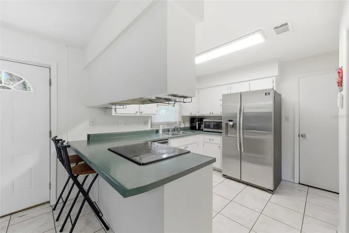 Kitchen and Breakfast Bar